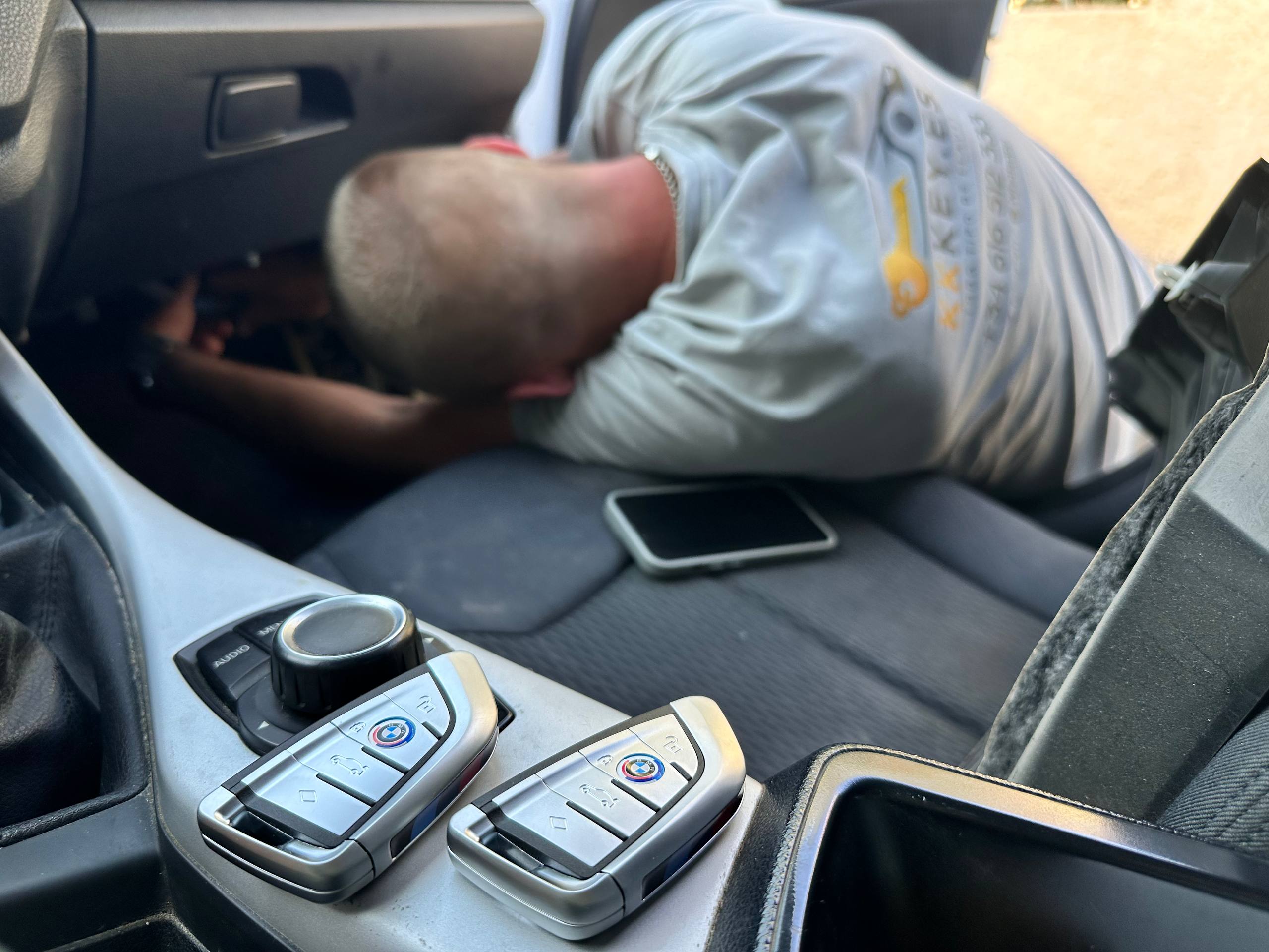 Dos llaves BMW M programadas en la consola, servicio a domicilio en Benidorm, KKKEY
