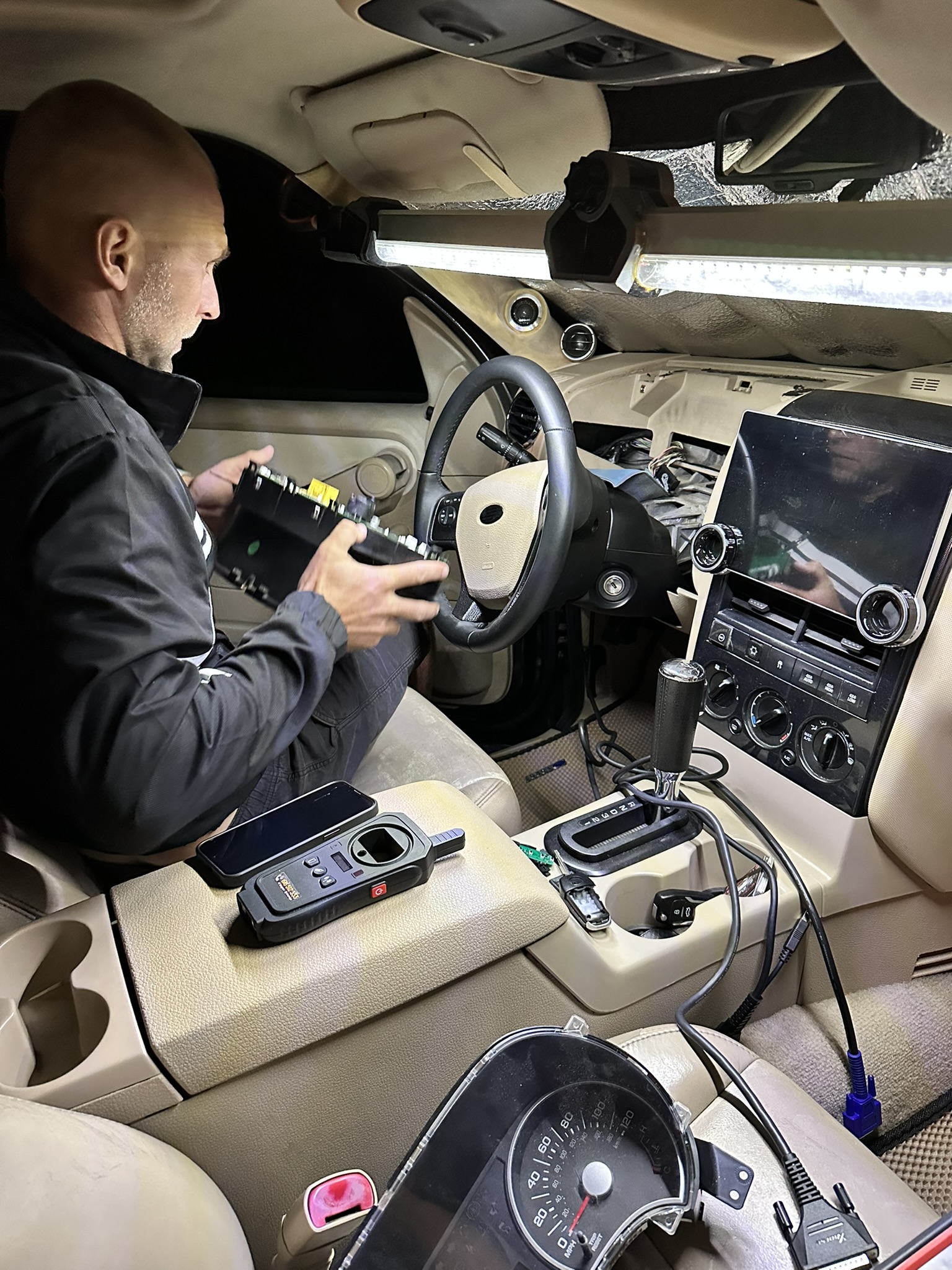 Cerrajero trabajando en apertura de coche — Benidorm