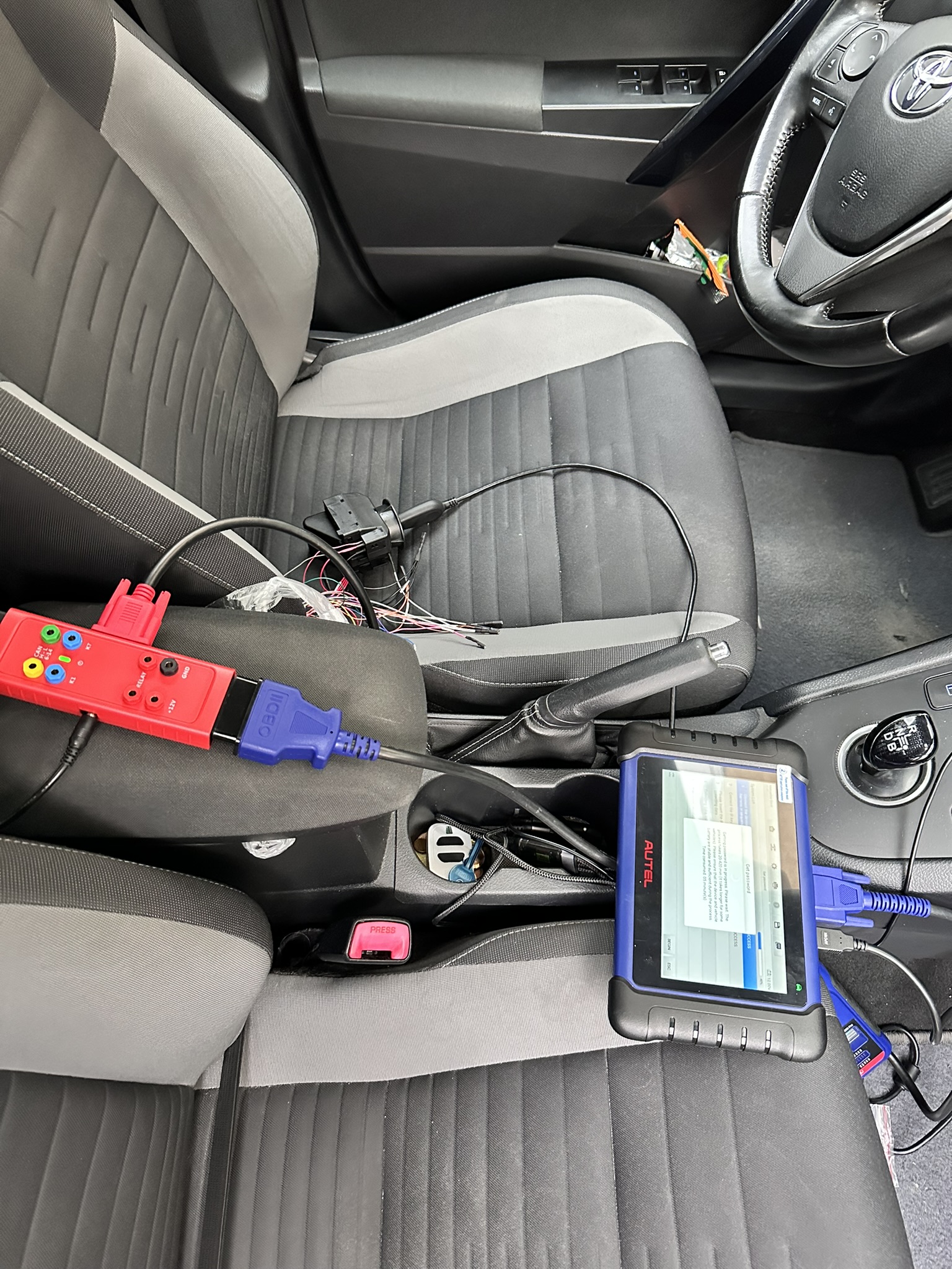 Técnico abriendo puerta de coche — KKKEY Costa Blanca
